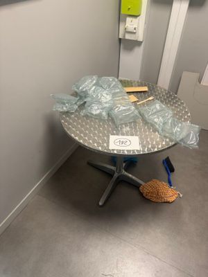 une petite table sur laquelle sont posés de nombreux sacs en plastique