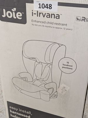 boîte contenant un siège auto pour enfant posée par terre