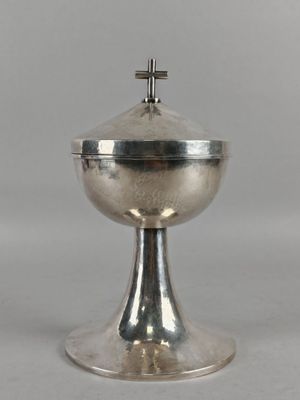 calice plaqué argent orné d'une croix sur le dessus