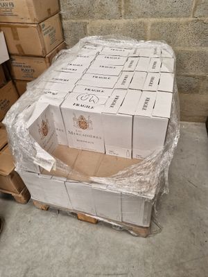 une pile de cartons posée sur une palette