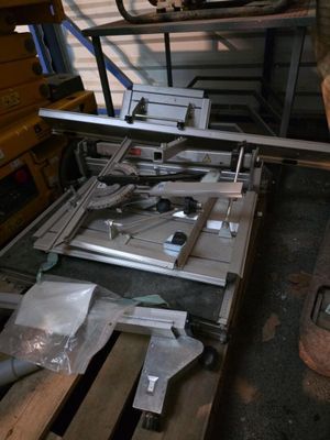 un grand nombre d'outils posés sur une table