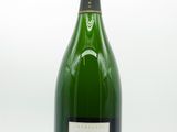 une bouteille de champagne sur fond blanc, avec un fond blanc