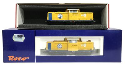 une boîte sur laquelle est représenté un train jaune et une boîte bleue sur laquelle est représenté un train blanc