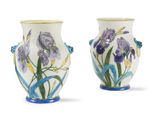 une paire de vases bleus et blancs décorés d'iris peints