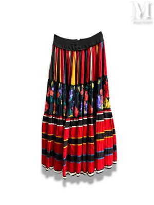 La jupe est multicolore et comporte des rayures noires, rouges, jaunes et vertes.