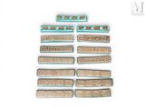 plusieurs morceaux de bois ornés de motifs sur un fond blanc