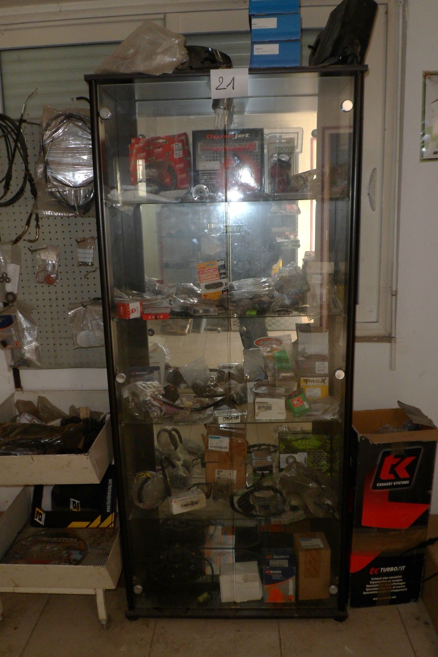 1 Vitrine éclairée (vide de son contenu)