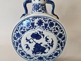 un vase bleu et blanc posé sur une table