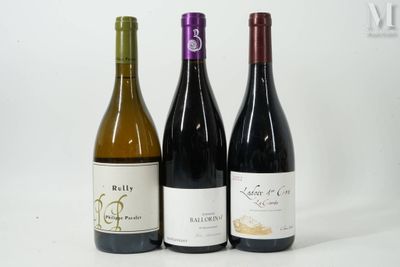 trois bouteilles de vin posées l'une à côté de l'autre sur une table