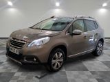 la voiture marron est garée sur un sol en damier dans le garage