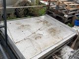 beaucoup de déchets par terre à côté d'un camion