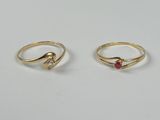 une paire de bagues en or ornées de pierres rouges