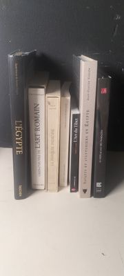 plusieurs livres posés ensemble sur une étagère