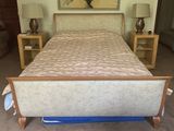 un lit sur lequel est posé un matelas dans une pièce