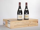 deux bouteilles de vin posées sur une caisse en bois