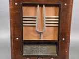 une radio à l'ancienne posée sur un meuble en bois