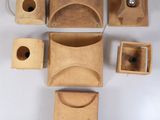plusieurs morceaux de bois sont disposés sur une surface blanche