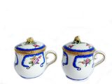 deux tasses ornées de fleurs
