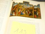 un livre ouvert sur lequel figure une illustration représentant une scène religieuse