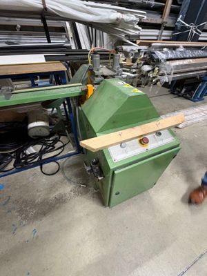 un homme qui travaille sur une machine dans une usine