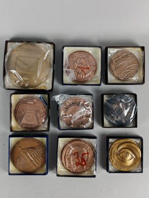 six sortes de chocolats dans une boîte posée sur un fond blanc