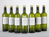 six bouteilles de vin sont alignées sur une table