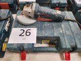 de nombreux outils exposés dans le magasin