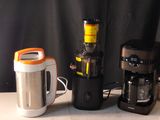 une photo d'un plan de travail de cuisine sur lequel se trouve une cafetière