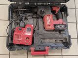 deux outils dans une boîte à outils posée par terre