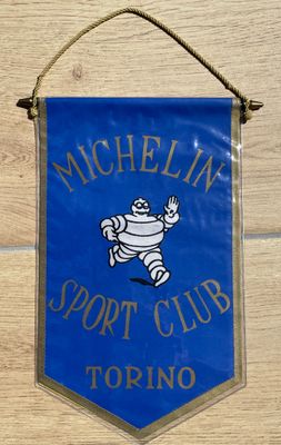 bannière du Michelin Sport Club accrochée à un mur en bois