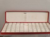 un coffret rouge contenant de l'argenterie sur une table