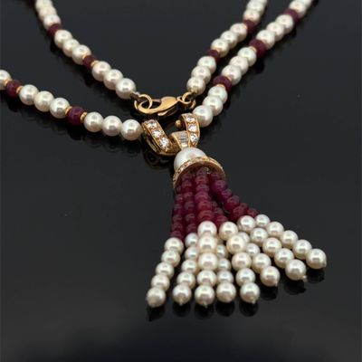 une image représentant un collier orné de perles et de grenats sur un fond noir