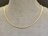 un collier à chaîne en or sur un mannequin mannequin mannequin mannequin mannequin mannequin mannequin mannequin mannequin mannequin