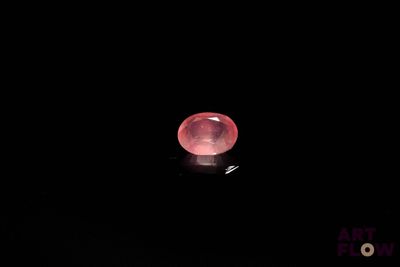 l'image d'une balle rouge dans l'obscurité