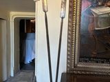 un tableau accroché au mur, à côté d'une table et d'un banc