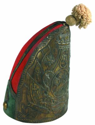 un sac à main vert et rouge orné d'un pompon sur le dessus