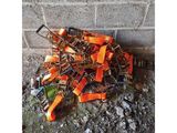 un tas de morceaux de métal orange par terre