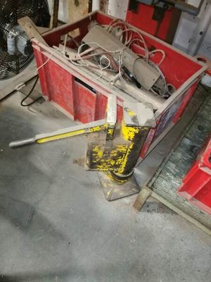 une boîte rouge contenant des outils et un ventilateur dans un garage