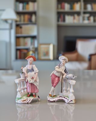 deux figurines posées sur une table dans un salon