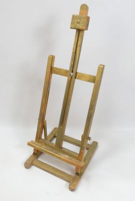 un chevalet en bois muni d'une poignée en bois, sur fond blanc