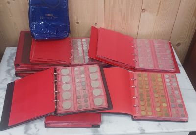 beaucoup de chemises rouges et un sac bleu posés sur une table