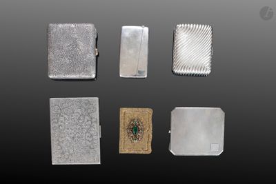 Quatre modèles différents d'étuis à cigarettes en argent sont présentés sur un fond noir