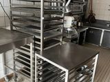 une cuisine avec tout un tas de plateaux de nourriture posés sur un chariot