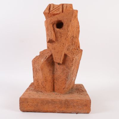 sculpture en argile rouge sur une surface blanche, avec un fond blanc