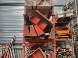 une grande pile de métal et de bois dans un entrepôt