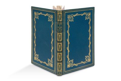 un livre bleu avec des bordures dorées et un liseré doré