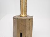 un bougeoir antique en laiton sur fond blanc