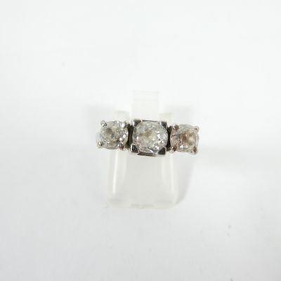 gros plan d'une bague en diamant sur une surface blanche