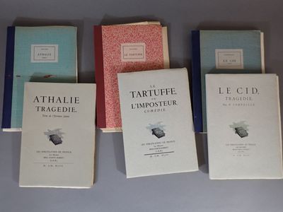 plusieurs livres sont alignés sur une table