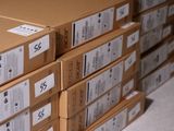 beaucoup de cartons empilés les uns sur les autres par terre